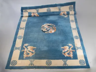 Großer Teppich, Peking, 20. Jh. Wolle auf Wolle. Auf königsblauem Hauptfeld passiges Medaillon mit einem Drache